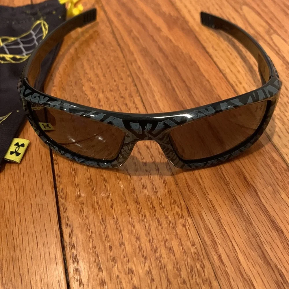 boy’s under armour grey/black sunglasses - Picture 2 of 6
